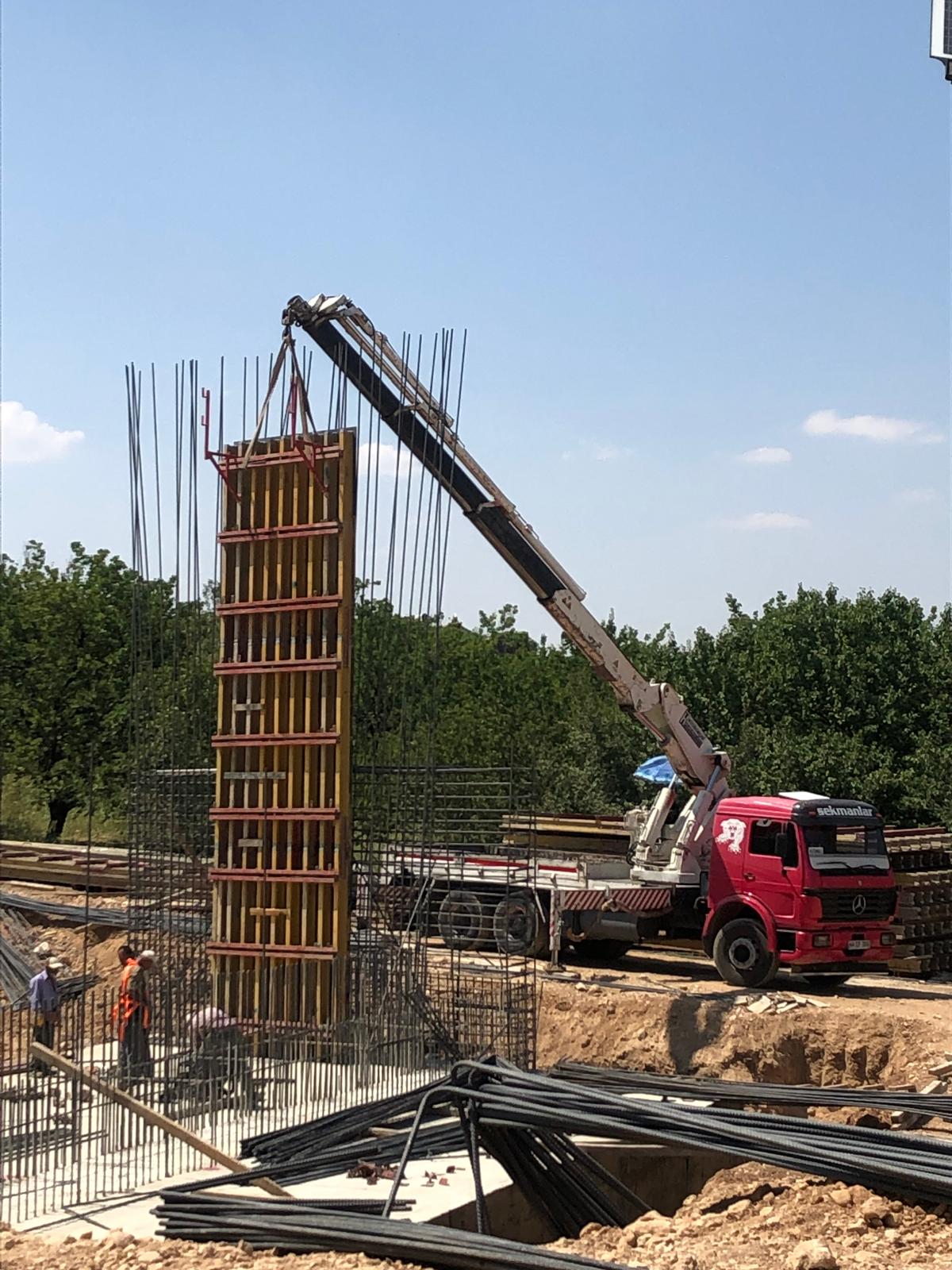 Sekmanlar Vinç: Malatya'da vinç, forklift, ekskavatör, kepçe ve lastikli kepçe hizmetlerinin yanı sıra nakliye, hafriyat, prefabrik yapı üretimi ve kurulumu ile güvenilir çözümler sunan lider firma. Modern ekipman ve uzman ekibimizle projelerinizi en yüksek standartlarda tamamlayın.