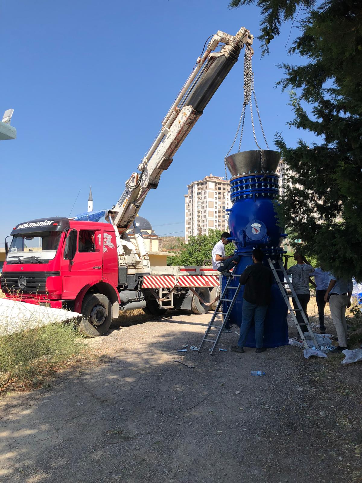 Sekmanlar Vinç: Malatya'da vinç, forklift, ekskavatör, kepçe ve lastikli kepçe hizmetlerinin yanı sıra nakliye, hafriyat, prefabrik yapı üretimi ve kurulumu ile güvenilir çözümler sunan lider firma. Modern ekipman ve uzman ekibimizle projelerinizi en yüksek standartlarda tamamlayın.