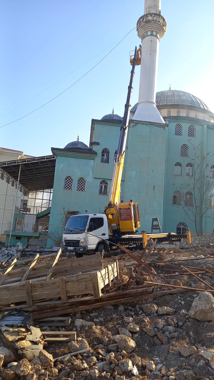 Sekmanlar Vinç: Malatya'da vinç, forklift, ekskavatör, kepçe ve lastikli kepçe hizmetlerinin yanı sıra nakliye, hafriyat, prefabrik yapı üretimi ve kurulumu ile güvenilir çözümler sunan lider firma. Modern ekipman ve uzman ekibimizle projelerinizi en yüksek standartlarda tamamlayın.