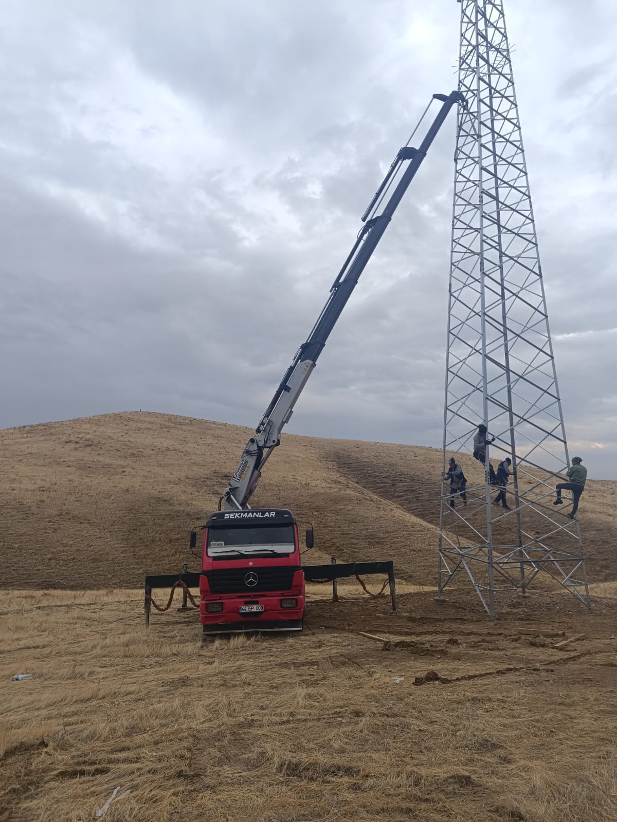 Sekmanlar Vinç: Malatya'da vinç, forklift, ekskavatör, kepçe ve lastikli kepçe hizmetlerinin yanı sıra nakliye, hafriyat, prefabrik yapı üretimi ve kurulumu ile güvenilir çözümler sunan lider firma. Modern ekipman ve uzman ekibimizle projelerinizi en yüksek standartlarda tamamlayın.