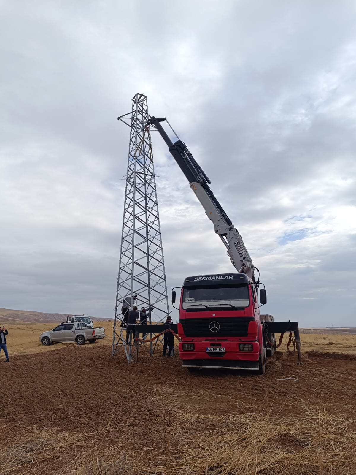Sekmanlar Vinç: Malatya'da vinç, forklift, ekskavatör, kepçe ve lastikli kepçe hizmetlerinin yanı sıra nakliye, hafriyat, prefabrik yapı üretimi ve kurulumu ile güvenilir çözümler sunan lider firma. Modern ekipman ve uzman ekibimizle projelerinizi en yüksek standartlarda tamamlayın.