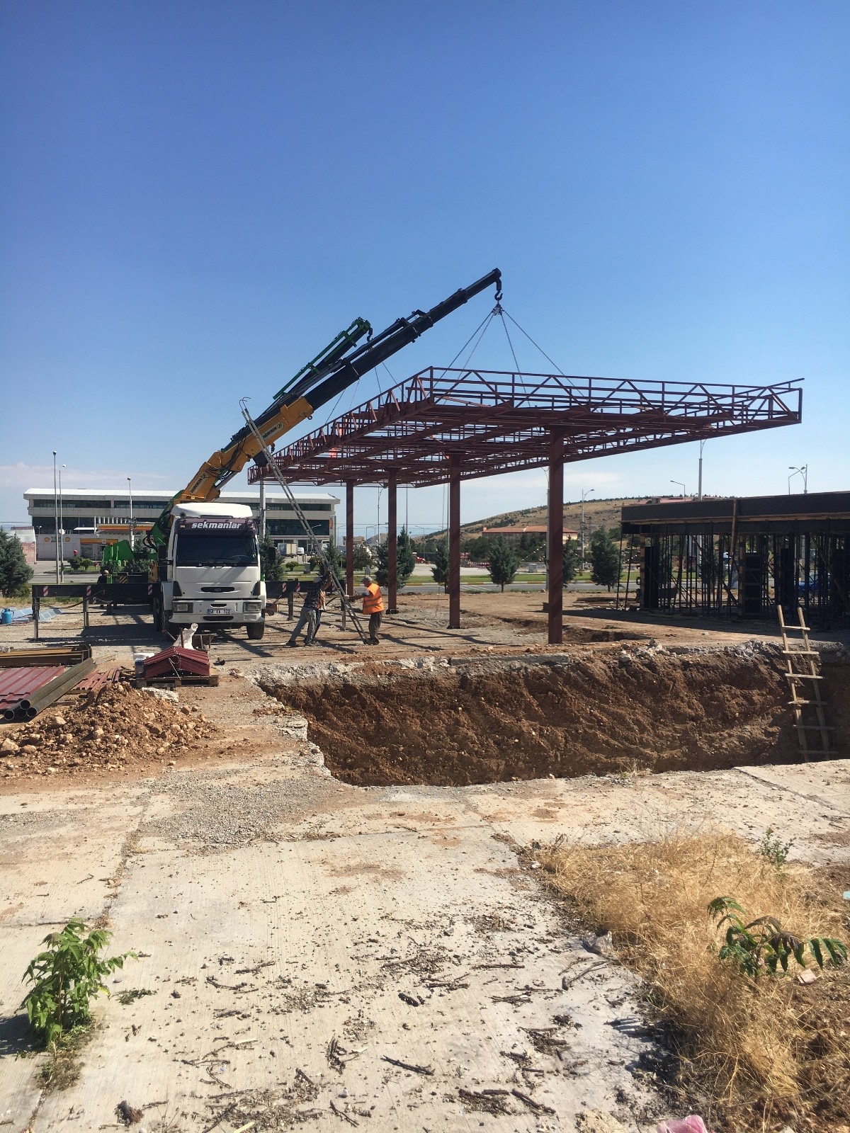 Sekmanlar Vinç: Malatya'da vinç, forklift, ekskavatör, kepçe ve lastikli kepçe hizmetlerinin yanı sıra nakliye, hafriyat, prefabrik yapı üretimi ve kurulumu ile güvenilir çözümler sunan lider firma. Modern ekipman ve uzman ekibimizle projelerinizi en yüksek standartlarda tamamlayın. Sekmanlar Vinç – Malatya kiralık vinç hizmeti: vinç kiralama, kiralık vinç, sepetli vinç, mobil vinç, teleskopik vinç, ağır tonaj vinç, vinç operatörlü ve operatörsüz hizmetler. Acil vinç kiralama, 7/24 vinç desteği, uygun fiyatlı vinç çözümleri, sigortalı ve güvenli taşıma ile inşaat, çelik montaj, prefabrik ve konteyner montaj projeleri için profesyonel vinç hizmetleri Malatya.