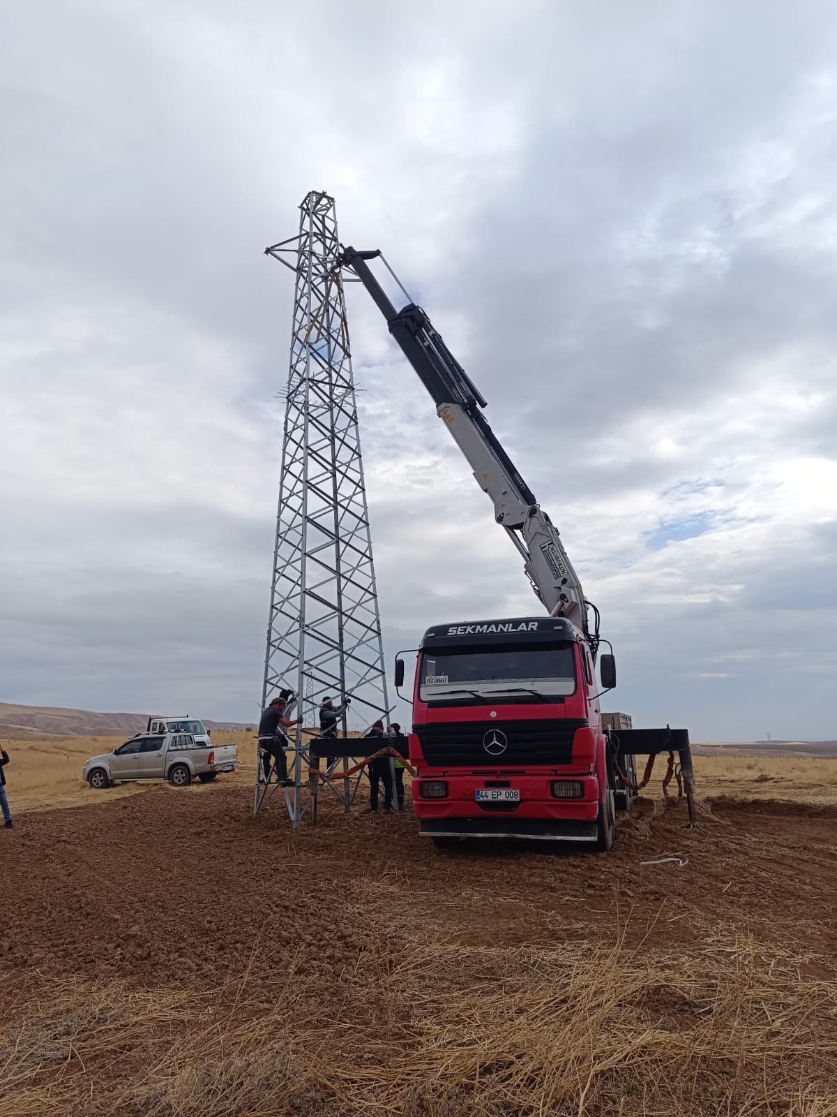 Sekmanlar Vinç: Malatya'da vinç, forklift, ekskavatör, kepçe ve lastikli kepçe hizmetlerinin yanı sıra nakliye, hafriyat, prefabrik yapı üretimi ve kurulumu ile güvenilir çözümler sunan lider firma. Modern ekipman ve uzman ekibimizle projelerinizi en yüksek standartlarda tamamlayın.