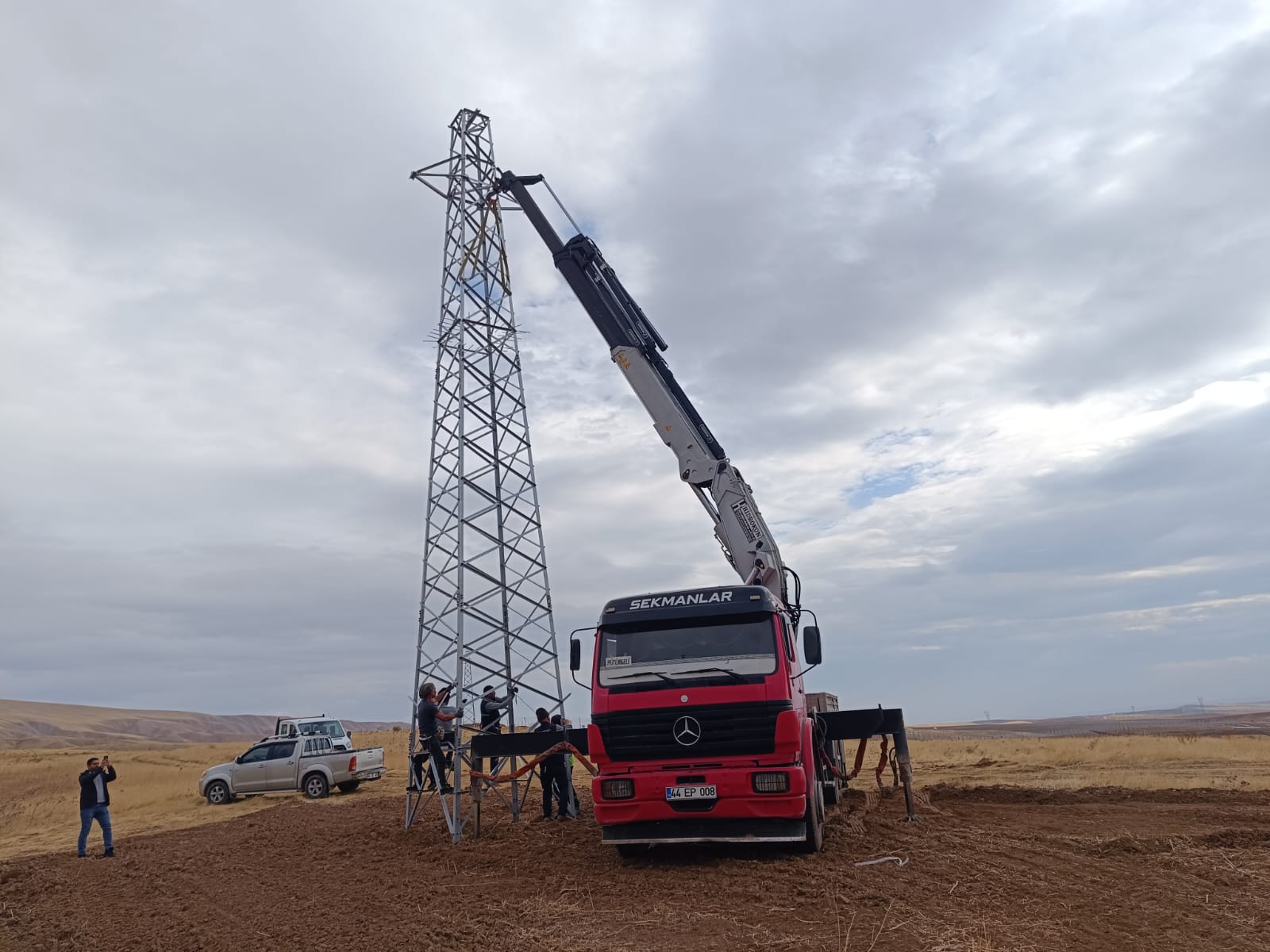 Sekmanlar Vinç: Malatya'da vinç, forklift, ekskavatör, kepçe ve lastikli kepçe hizmetlerinin yanı sıra nakliye, hafriyat, prefabrik yapı üretimi ve kurulumu ile güvenilir çözümler sunan lider firma. Modern ekipman ve uzman ekibimizle projelerinizi en yüksek standartlarda tamamlayın.